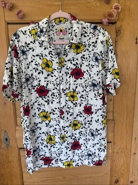 Good Vibes Hawaiian button up Shirt Medium red and yellow hibiscus Floral